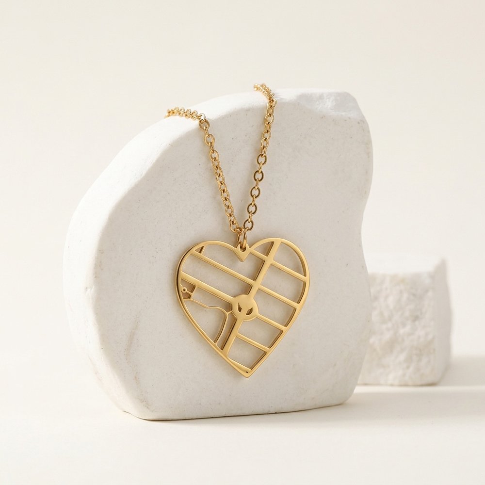 Collier personnalisé femme posé sur une pierre minérale ivoire