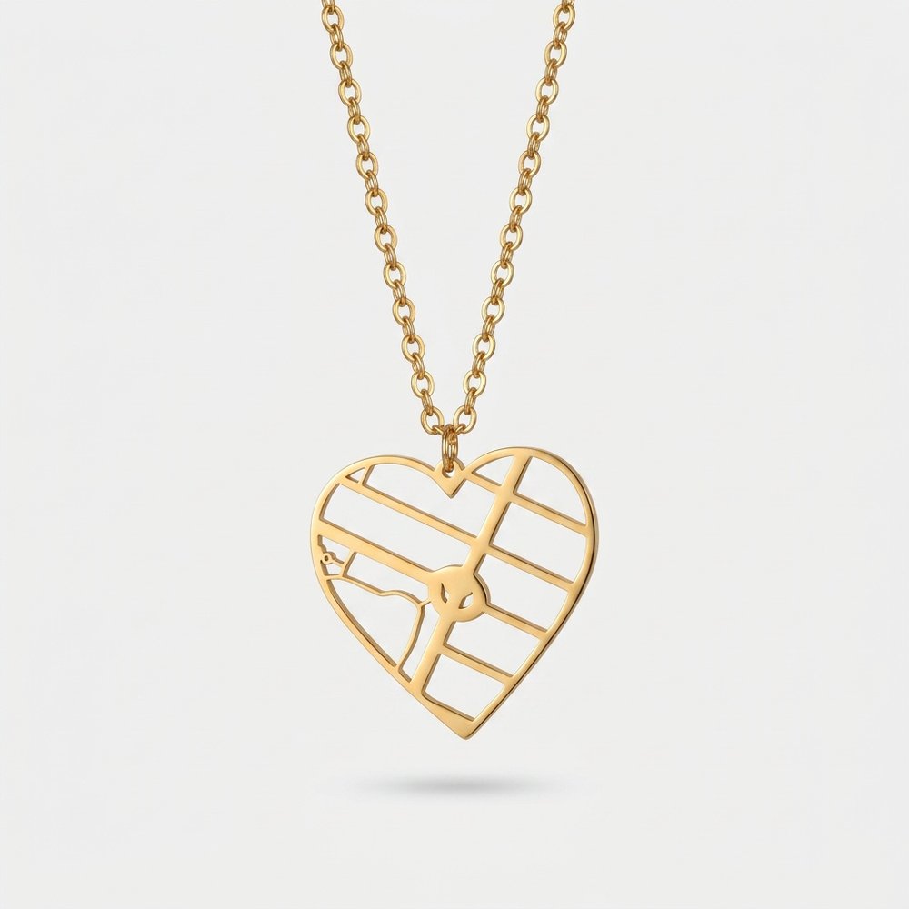 Collier carte d'un lieu en acier, vue produit sur fond neutre