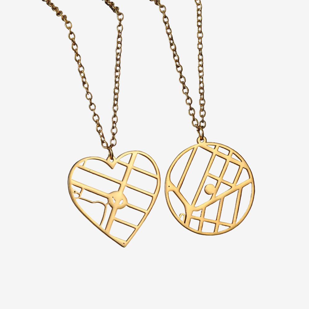 deux collier avec une carte personnalisé d'un souvenir des amoureux