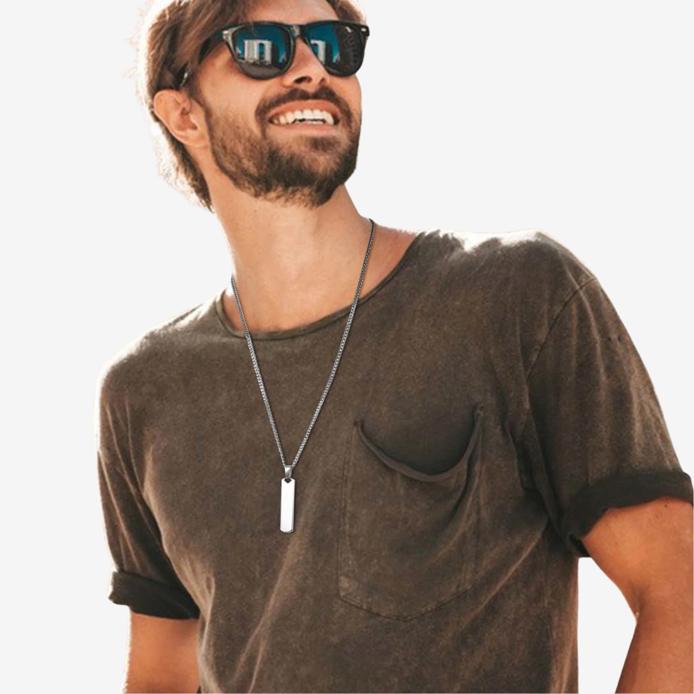 Collier homme personnalisé vertical porté par un homme, plaque verticale argentée