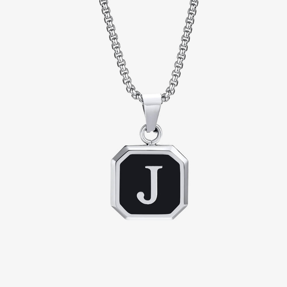 Collier homme pendentif carré noir gravé d'une initiale, chaîne argentée