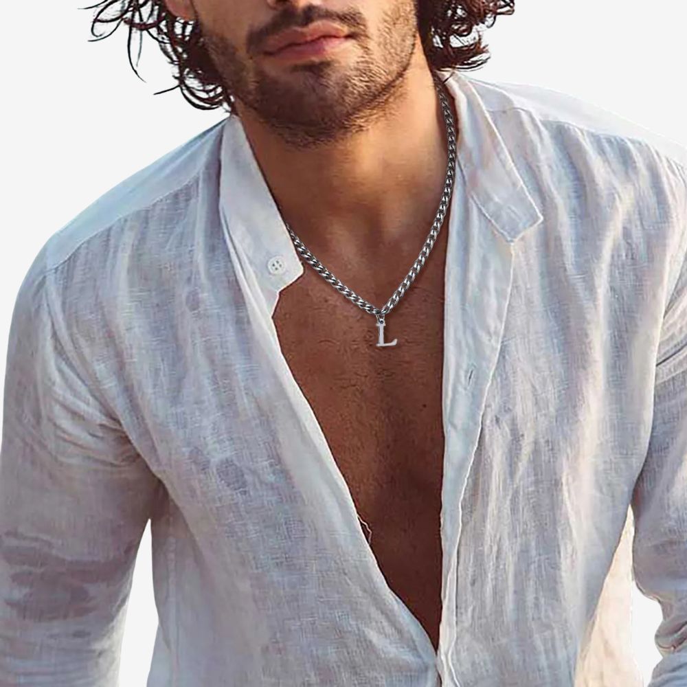 Collier argent homme porté avec chemise blanche ouverte, pendentif lettre L
