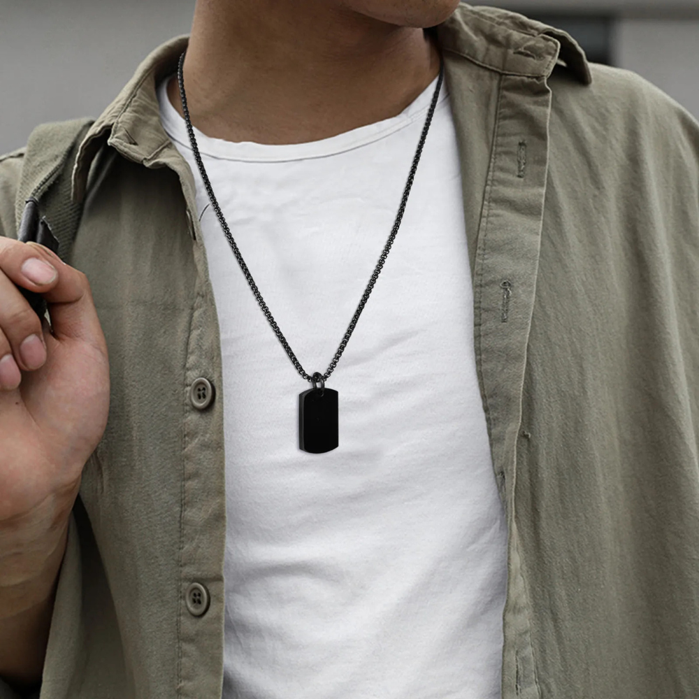Collier homme style militaire porté par un homme, plaque noire