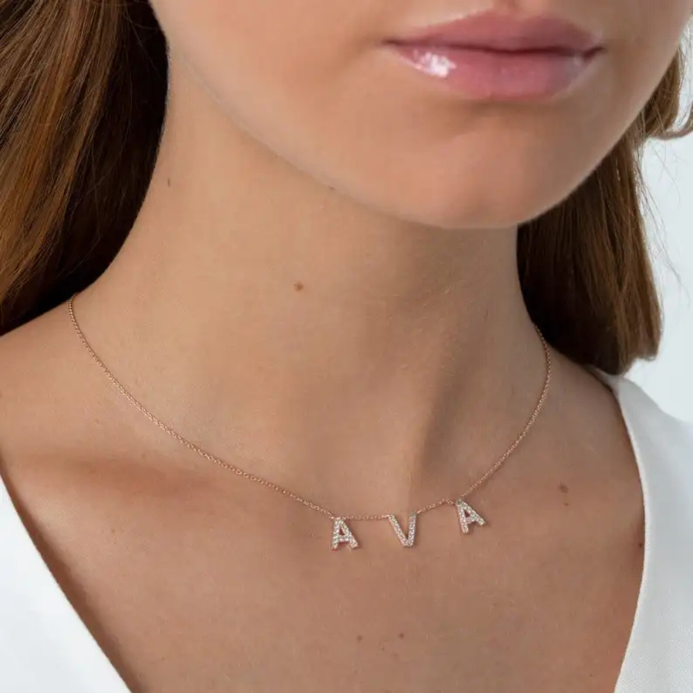 Prénom collier porté au cou, lettres serties de zircons argentées