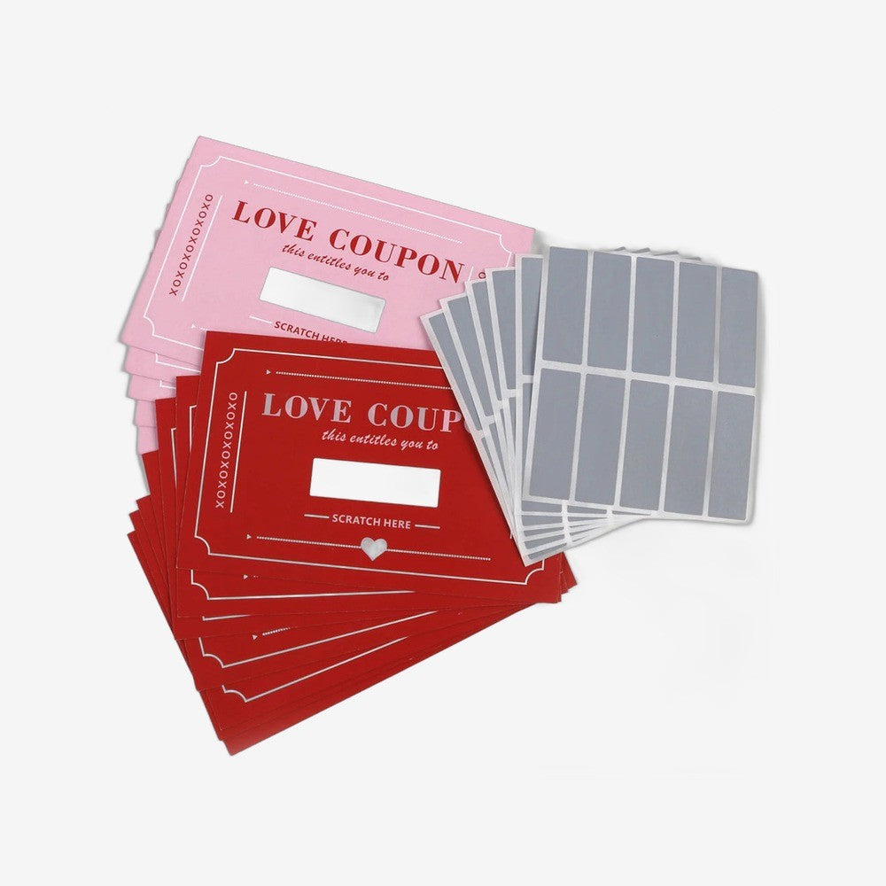Coupons d'amour à gratter roses et rouges avec autocollants, vue produit sur fond neutre