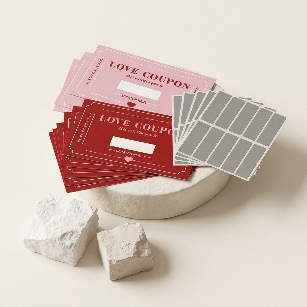 Coupons d'amour posés sur décor minéral ivoire