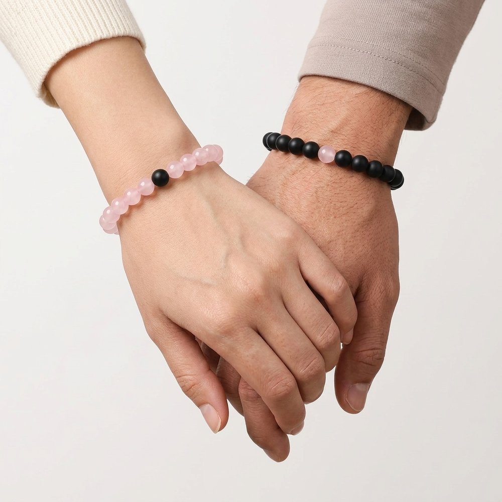 Duo de bracelet couple en pierre porté par deux mains liées, perles roses et perles noires
