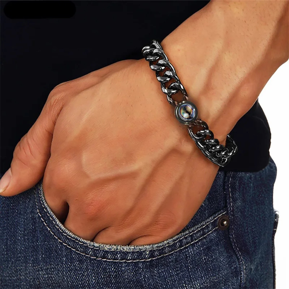 Bracelet photo projection homme porté au poignet, chaîne gourmette argentée