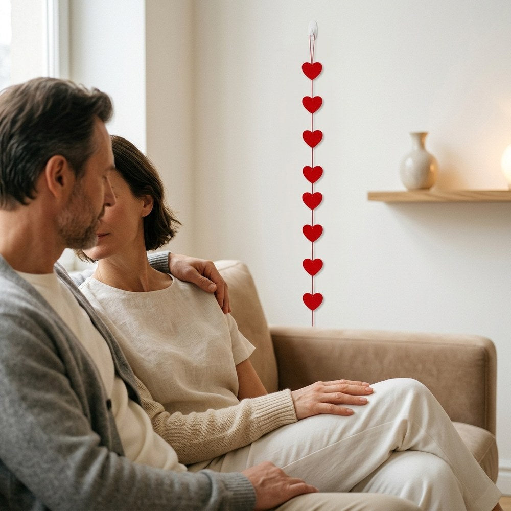 Guirlande en cœur suspendue verticalement au mur, moment en couple
