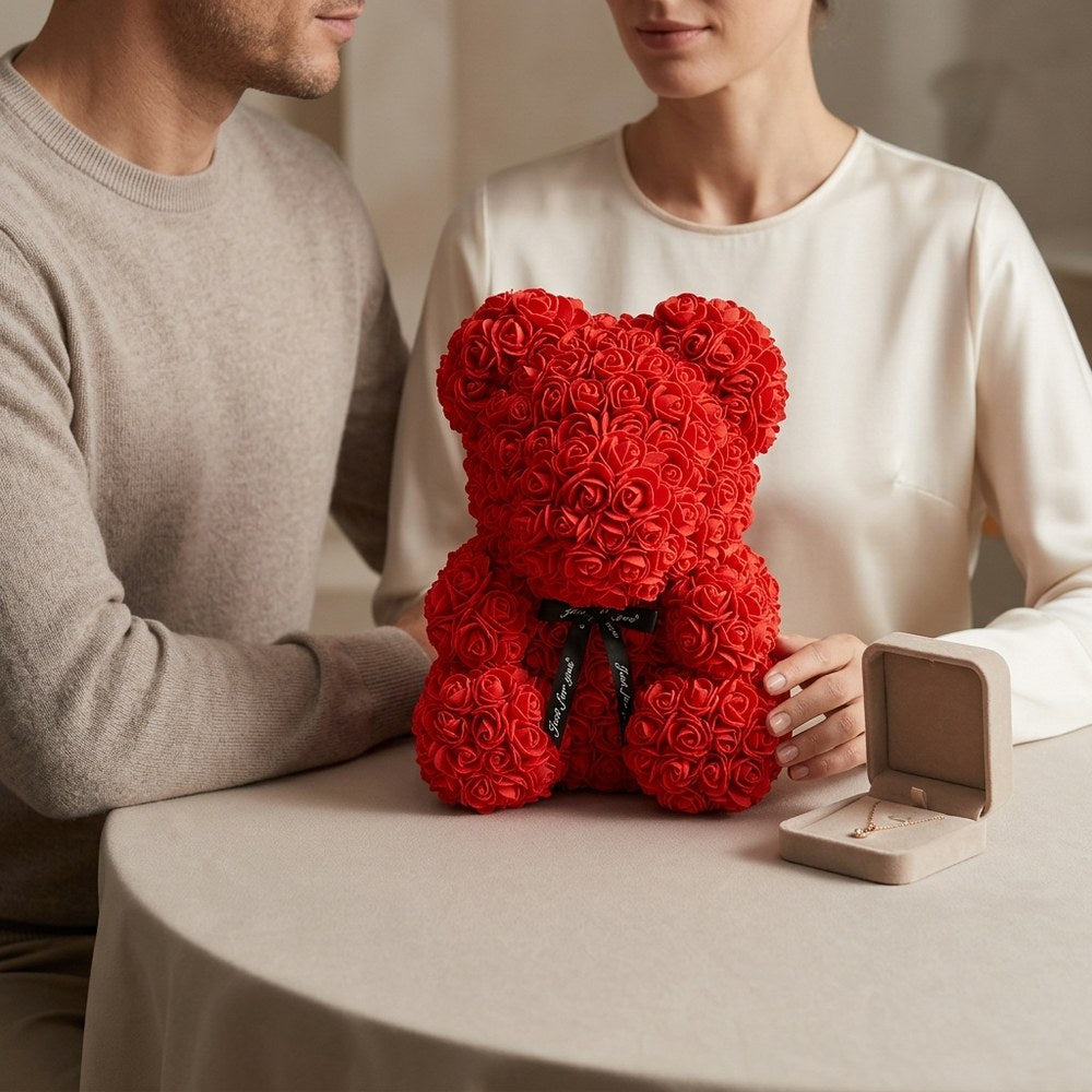 Ours en roses éternelles offert avec un bijou, moment en couple