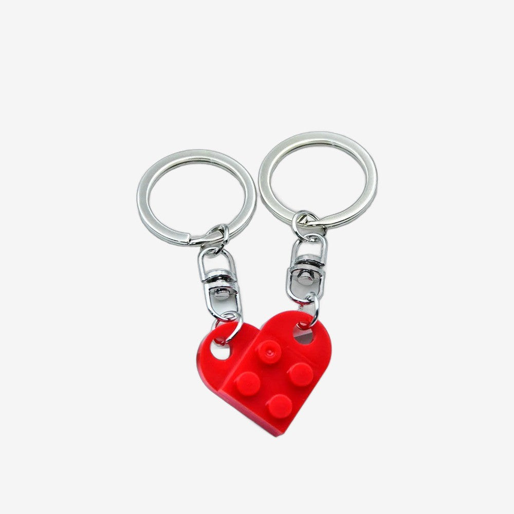 Porte-clés couple cœur, les 2 moitiés imbriquées sur fond neutre
