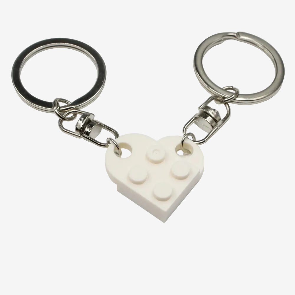 Coeur blanc formé par deux porte clés brique par fait pour un cadeau pour les amoureux 