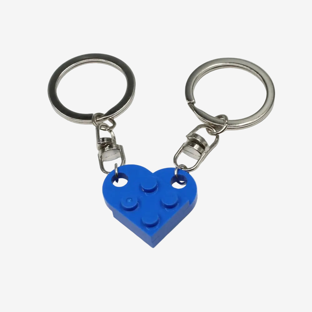Un couer bleu formé par deux porte clés en brique type lego parfait pour un couple