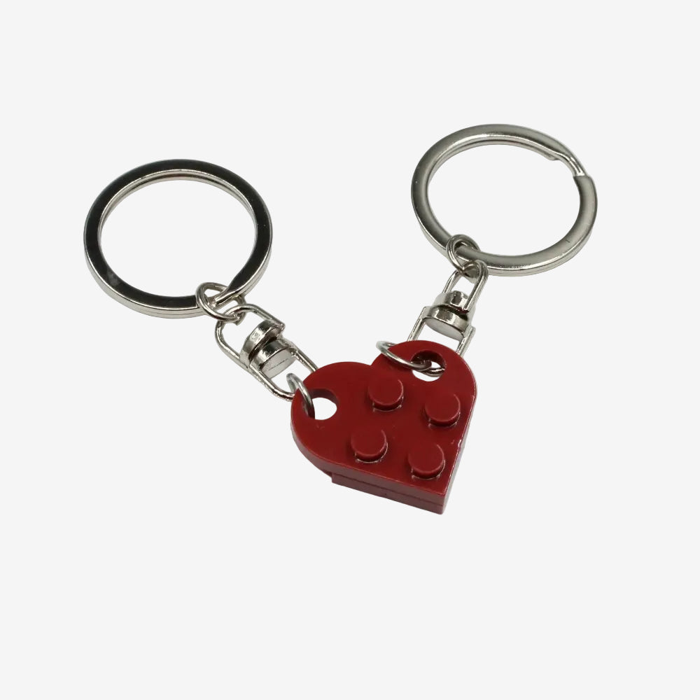 Un coeur bordeaux formé par deux porte clés brique du type lego parfait pour les amoureux